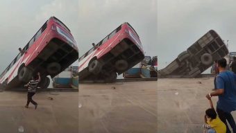 দৌলতদিয়া ফেরি ঘাটে যাত্রী নিয়ে বাস পদ্মায়, হতাহতের শঙ্কা
