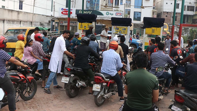 বিভিন্ন জেলায় জ্বালানি সংকট, বন্ধ হয়ে গেছে পাম্প