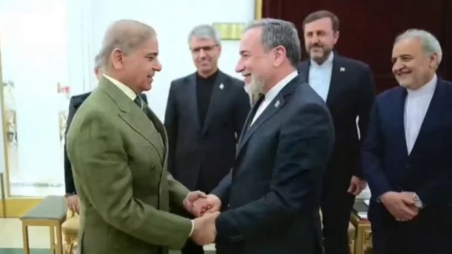 পাকিস্তানের প্রধানমন্ত্রীর সঙ্গে ইরানের পররাষ্ট্রমন্ত্রীর একান্ত বৈঠক