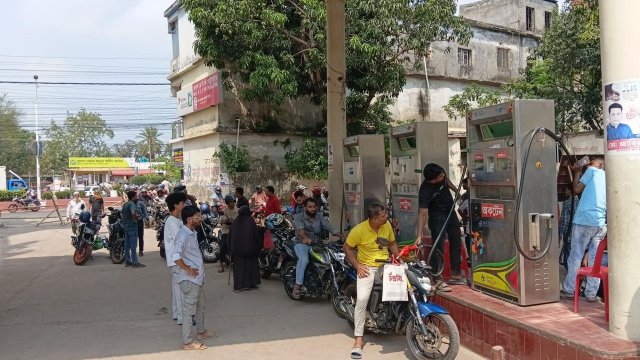 তেলের দাম বাড়ানোর পরেও পাম্পে গাড়ির লাইন কমেনি
