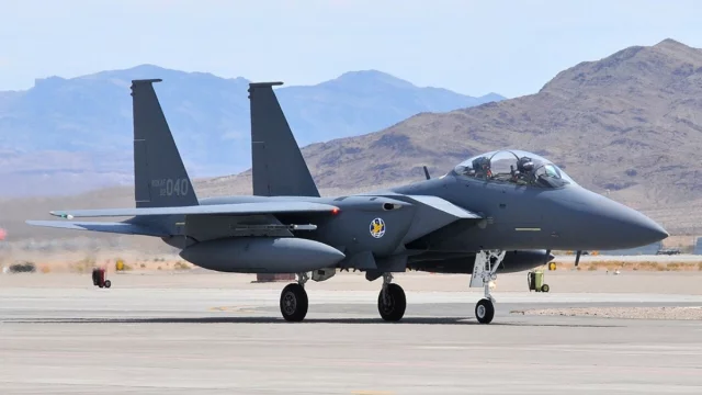 ছবি তুলছিল পাইলট, মাঝ আকাশে ২ যুদ্ধবিমানের সংঘর্ষ