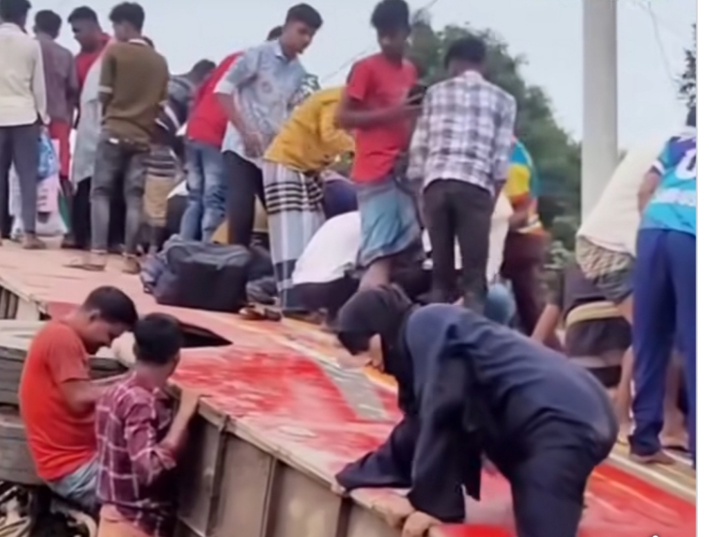 বাহুবলে শ্যামলী পরিবহনের বাস উল্টে আহত ১৫ যাত্রী”
