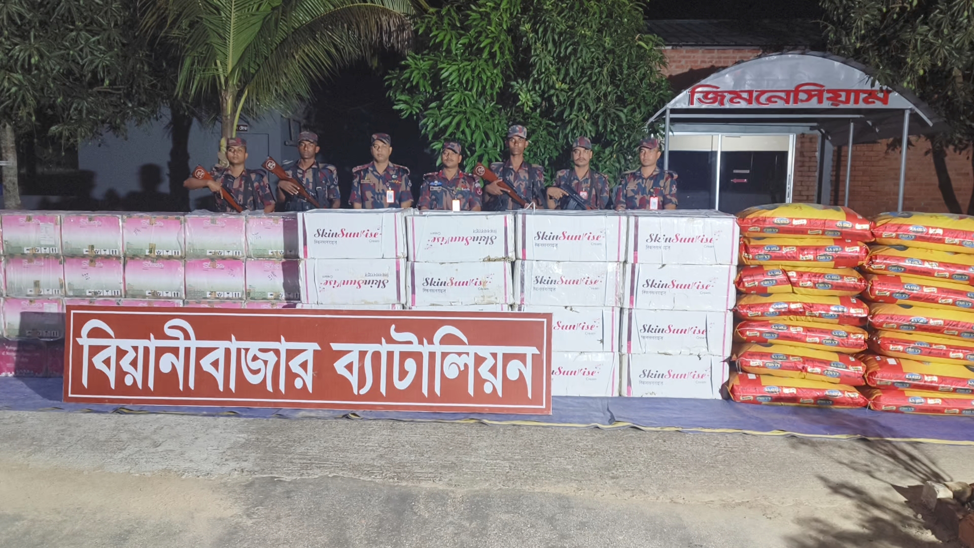 ৫২ বিজিবি’র অভিযানে ১ কোটি ৭৫ লাখ টাকার ভারতীয় অবৈধ জিরা-কসমেটিকস জব্দ
