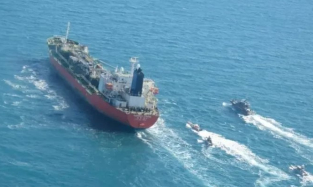 মার্কিন অবরোধ উপেক্ষা করে ইরানের জলসীমায় পৌঁছাল তেলবাহী জাহাজ