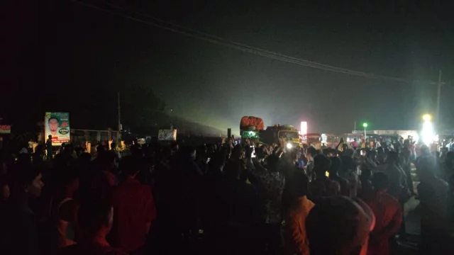 গাইবান্ধায় পরীক্ষার আগের দিনও প্রবেশপত্র পায়নি শিক্ষার্থীরা, প্রতিবাদে রাতেই মহাসড়ক অবরোধ