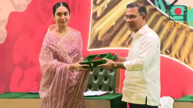 দেশের ১৫ ব্যক্তি ও ৫ প্রতিষ্ঠানকে স্বাধীনতা পুরস্কার তুলে দিলেন প্রধানমন্ত্রী