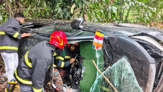 Microbus plunges into ditch after losing control: 3 killed