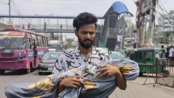 কোলে করে শিশুর মরদেহ নিয়ে ফেরার ছবি ভাইরাল