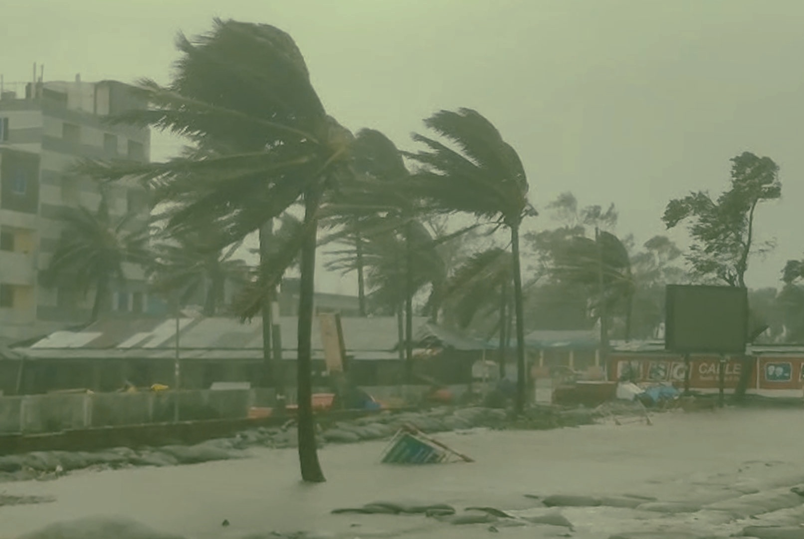 দেশের ১১ অঞ্চলে ৮০ কিমি বেগে ঝড়ের শঙ্কা