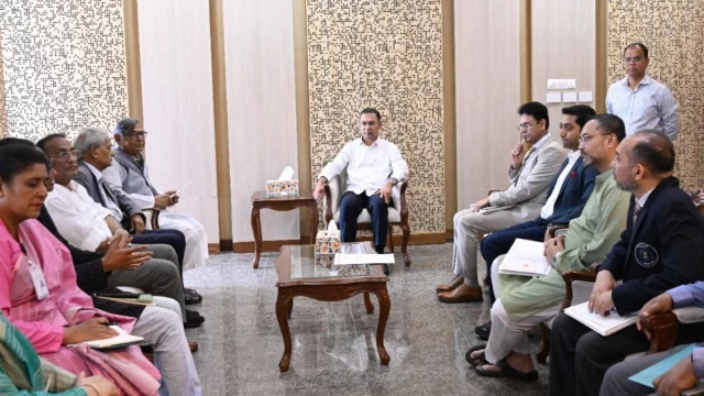 প্রধানমন্ত্রীর সঙ্গে অধ্যাপক আবদুল্লাহ আবু সায়ীদের বৈঠক