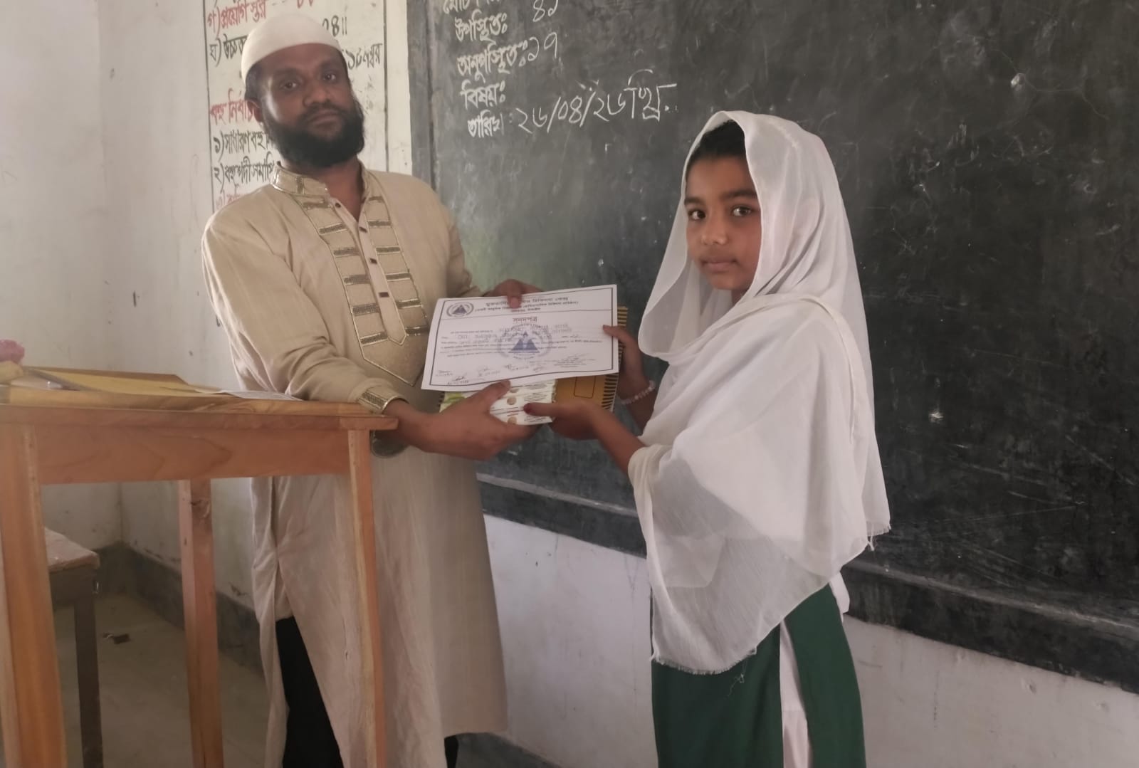 নাগরপুরে স্কুল পড়ুয়া শিক্ষার্থীদের মাঝে মেধা বৃত্তি প্রদান করেছেন ডা. এম. এ. মান্নান