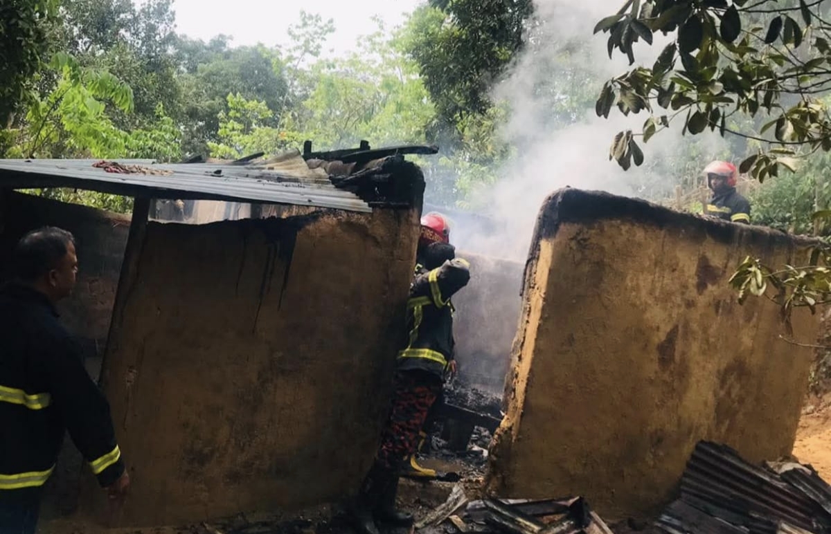 নিমিষেই ছাই সব স্বপ্ন: পুড়ে গেল বসতঘর