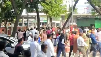অটোপাসের দাবিতে উত্তাল জাতীয় বিশ্ববিদ্যালয়: উপাচার্যের গাড়ি ভাঙচুর
