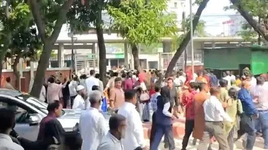 অটোপাসের দাবিতে উত্তাল জাতীয় বিশ্ববিদ্যালয়: উপাচার্যের গাড়ি ভাঙচুর