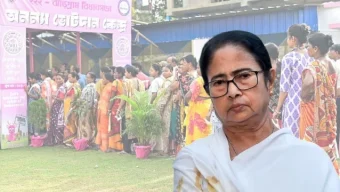 পশ্চিমবঙ্গে ক্ষমতাচ্যুত হওয়ার পথে মমতা, বলছে বুথফেরত জরিপ