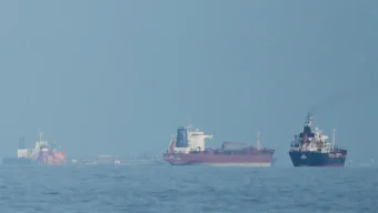 যুক্তরাষ্ট্র অবরোধ প্রত্যাহার না করলে হরমুজ প্রণালিতে জাহাজ চলতে দেবে না তেহরান