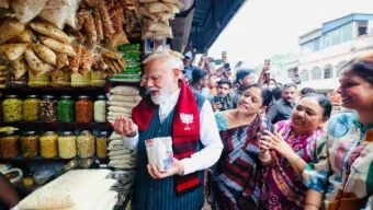 রাস্তায় দাঁড়িয়ে ১০ টাকার ঝালমুড়ি কিনে খেলেন মোদি