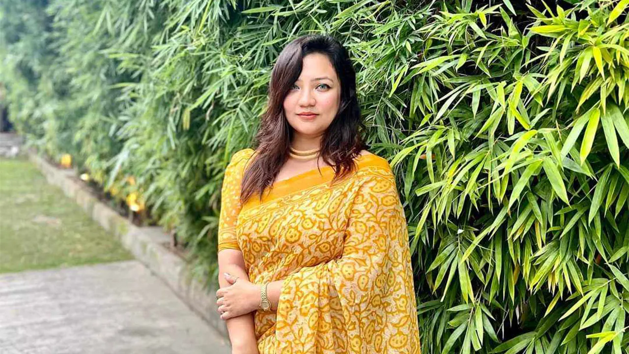 শাহবাগের ঘটনা নিয়ে মধ্যরাতে ঢাবি শিক্ষক মোনামীর বিস্ফোরক পোস্ট