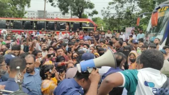 ভোগান্তিতে যাত্রীরা; বেতন-বোনাসের দাবিতে গার্মেন্টস শ্রমিকদের ঢাকা-চট্টগ্রাম মহাসড়ক অবরোধ