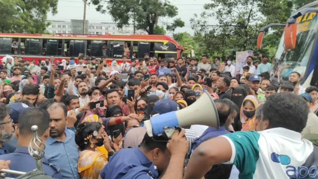 ভোগান্তিতে যাত্রীরা; বেতন-বোনাসের দাবিতে গার্মেন্টস শ্রমিকদের ঢাকা-চট্টগ্রাম মহাসড়ক অবরোধ
