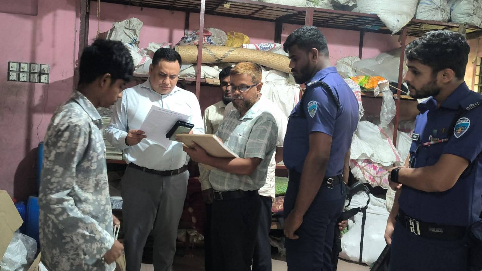 লোহাগাড়ায় অবৈধ কসমেটিকস কারখানায় অভিযান: ৫০ হাজার টাকা জরিমানা, পণ্য জব্দ