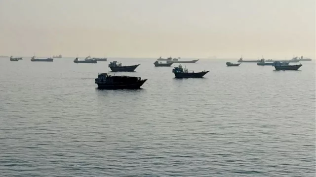 হরমুজে আটকা ১৩টি জাহাজ ফিরিয়ে আনতে জরুরি অভিযান ভারতের