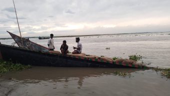 ফুলছড়ির ব্রম্মপুত্রে  ৪৬৭ বস্তা চাল সহ নৌকা ডুবি 