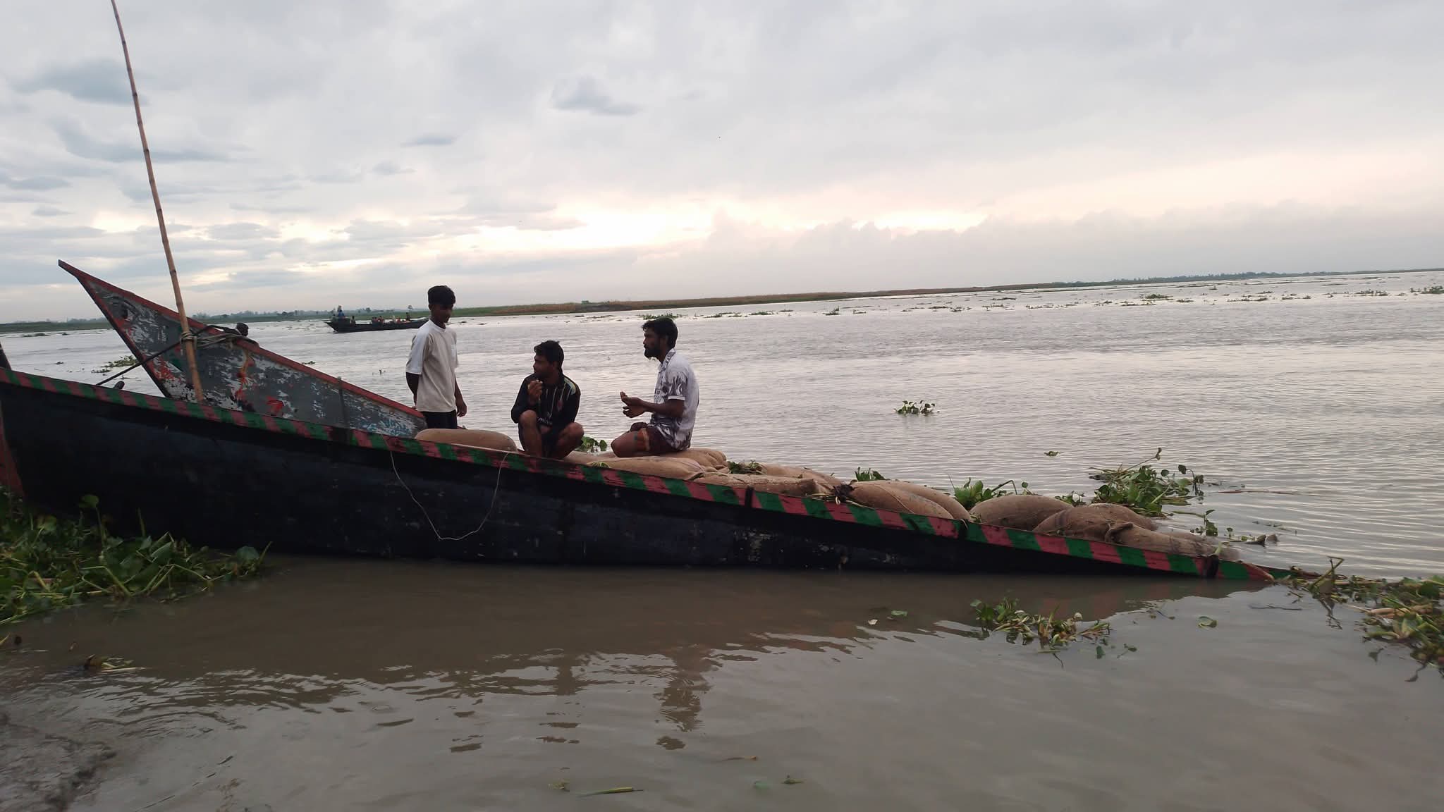 ফুলছড়ির ব্রম্মপুত্রে  ৪৬৭ বস্তা চাল সহ নৌকা ডুবি 