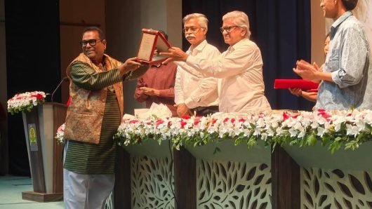 বাংলা একাডেমির রবীন্দ্র পুরস্কার গ্রহণ করলেন নৃপেন্দ্রলাল দাশ ও বুলবুল ইসলাম