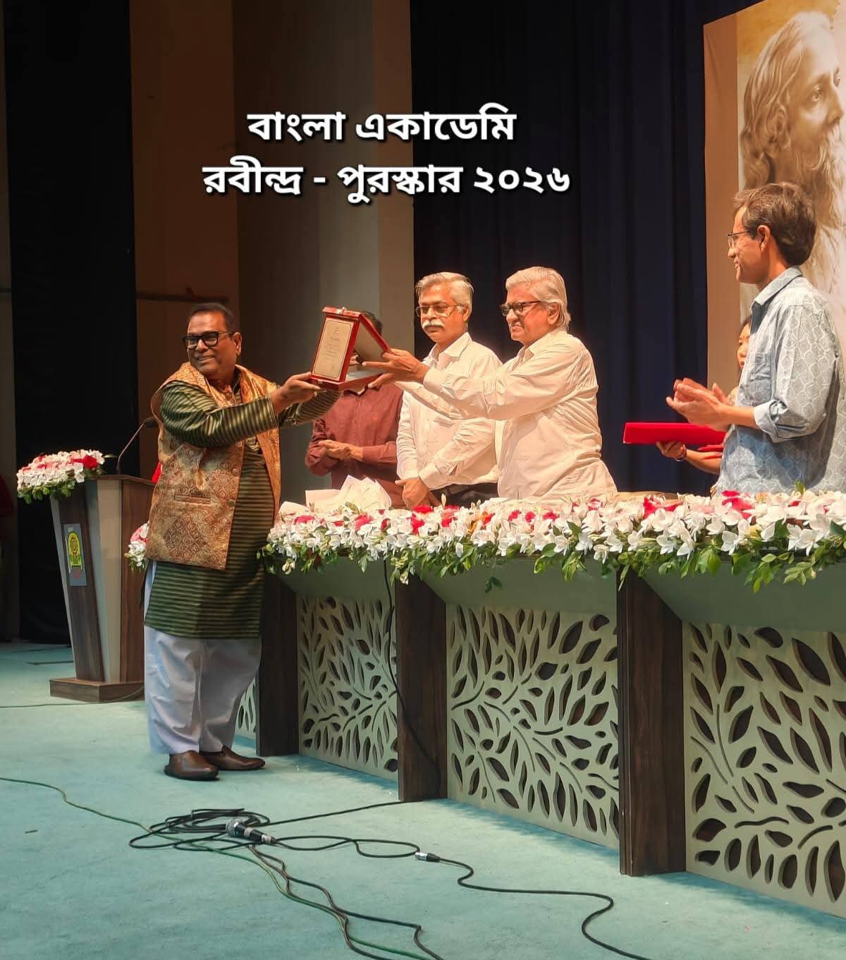 বাংলা একাডেমির রবীন্দ্র পুরস্কার গ্রহণ করলেন নৃপেন্দ্রলাল দাশ ও বুলবুল ইসলাম