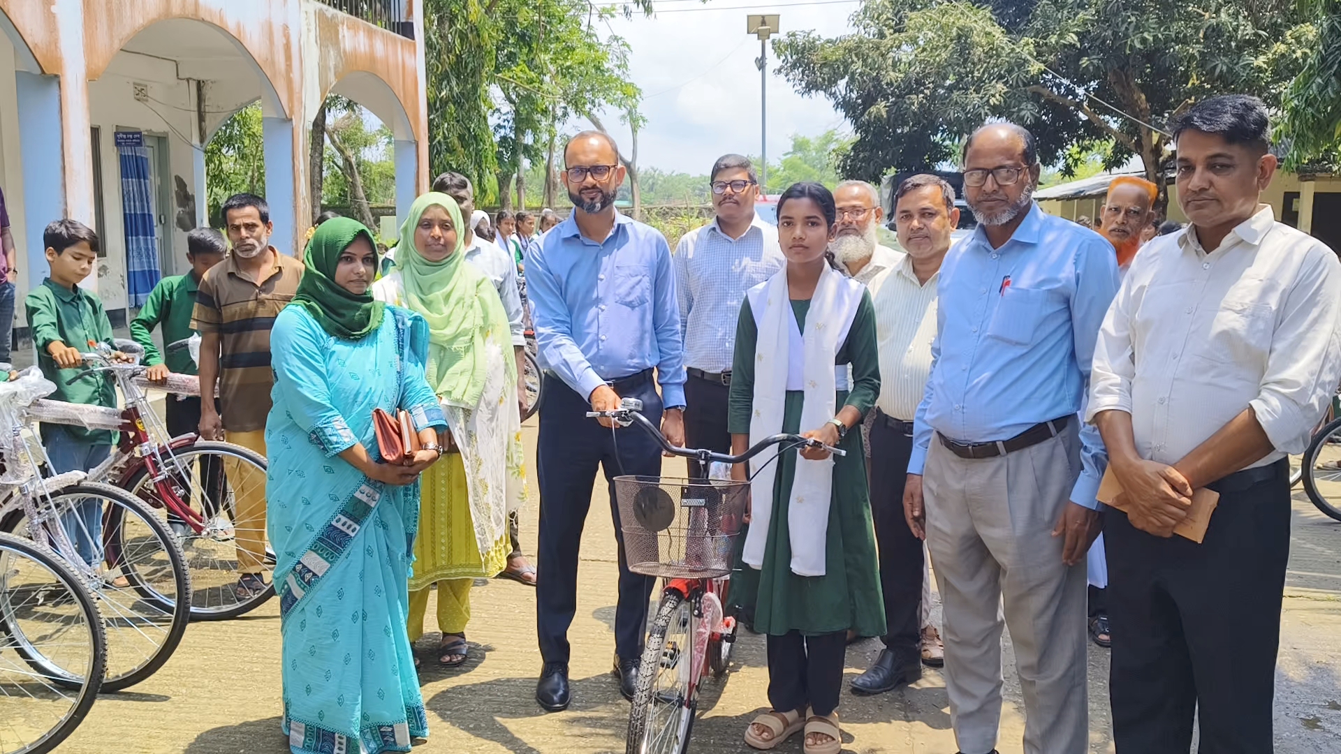 জুড়ীতে দুর্গম এলাকার শিক্ষার্থীদের মাঝে বাইসাইকেল বিতরণ