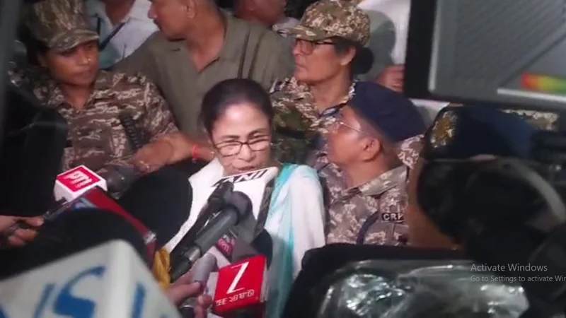 ভবানীপুরেও এগিয়ে শুভেন্দু, গণনাকেন্দ্র ছেড়ে বেরিয়ে গেলেন মমতা