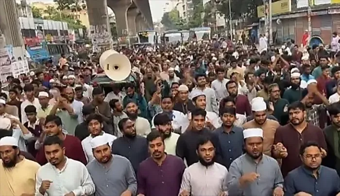 জাস্টিস ফর রামিসা’ স্লোগানে উত্তাল মিরপুর-১০ , সড়ক অবরোধ যান চলাচল বন্ধ