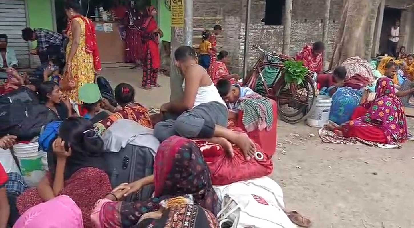 বাংলাদেশে ঢুকতে ভারত সীমান্তে হঠাৎ শত শত মানুষের ভিড়