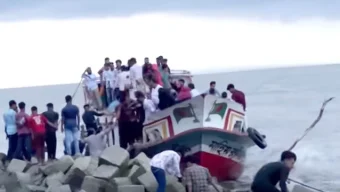 মেঘনার দুর্গম চরে আটকে পড়া তিন শতাধিক দর্শনার্থী উদ্ধার