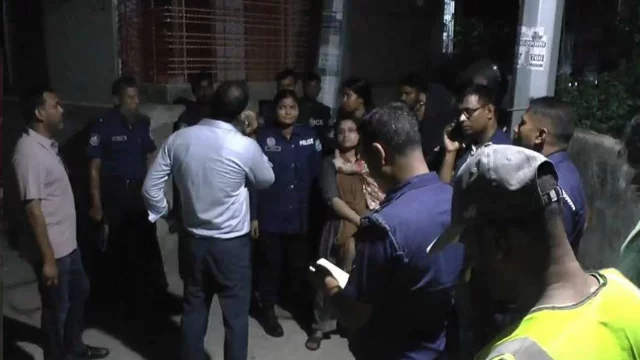 নারায়ণগঞ্জে চাঁদা না পেয়ে তিনজনকে কুপিয়ে জখম, পুলিশকে লক্ষ্য করে ককটেল বিস্ফোরণ