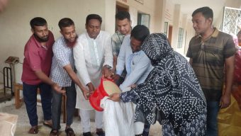 আড়ানী পৌরসভায় ভিজিএফ এর চাল বিতরন 