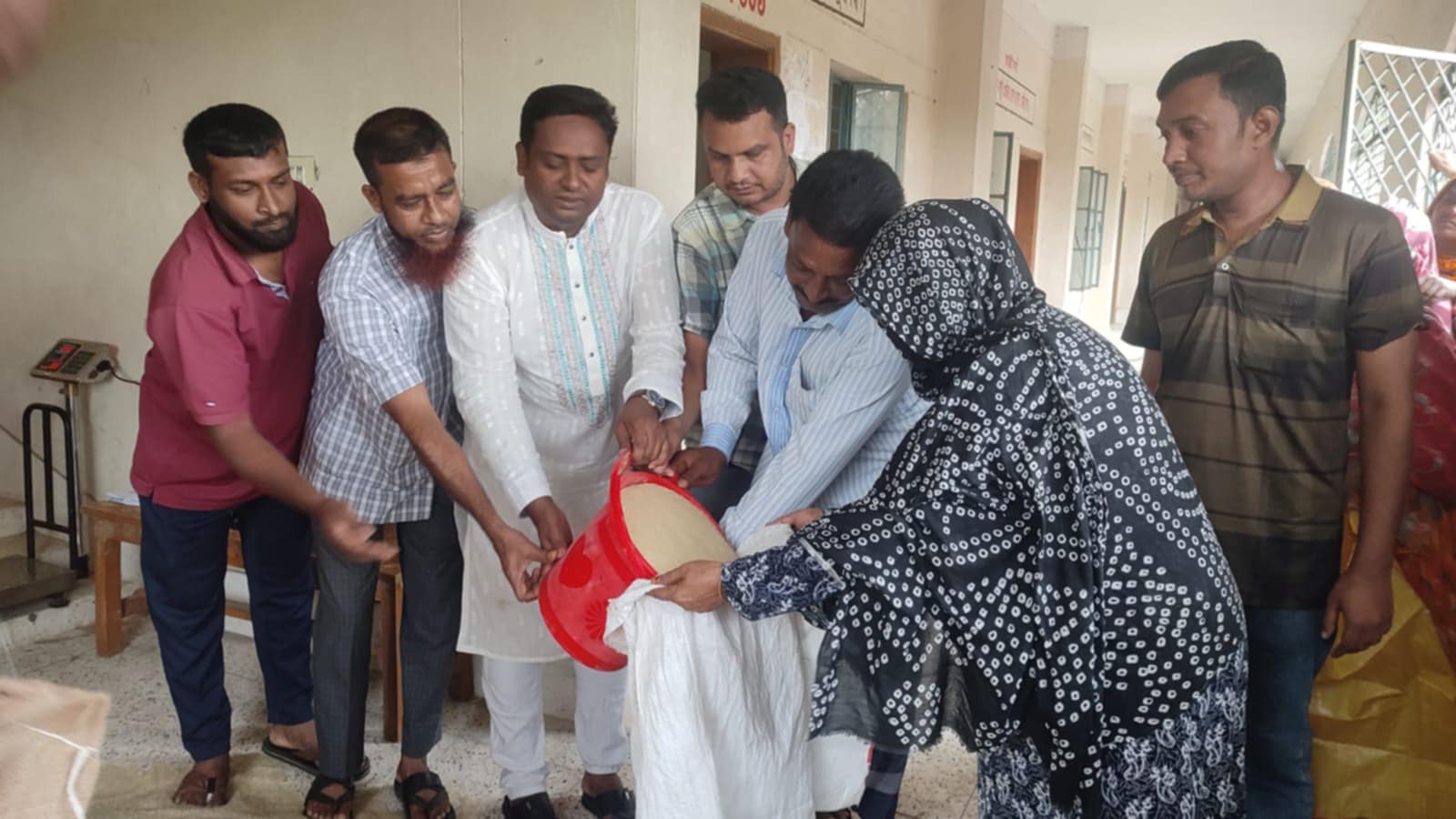 আড়ানী পৌরসভায় ভিজিএফ এর চাল বিতরন 
