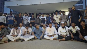 মামলা নিচ্ছে না পুলিশ, থানার সামনে অবস্থান নিলেন নাসীরুদ্দীন পাটওয়ারী