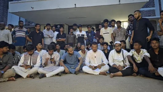 মামলা নিচ্ছে না পুলিশ, থানার সামনে অবস্থান নিলেন নাসীরুদ্দীন পাটওয়ারী