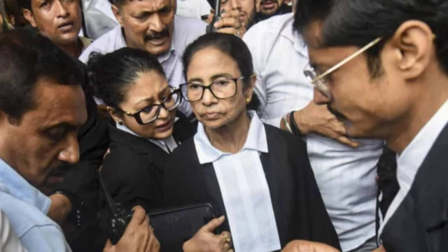 মমতা বন্দ্যোপাধ্যায়ের আইনজীবী হিসেবে যোগ্যতার প্রমাণ চাইল বার কাউন্সিল