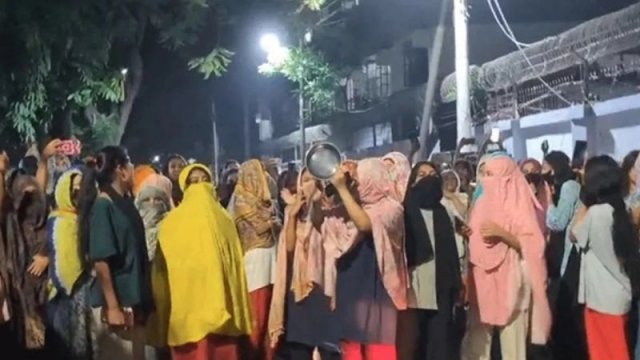 ছাত্ররাজনীতি নিষিদ্ধের দাবিতে মধ্যরাতে ইডেন মহিলা কলেজে বিক্ষোভ