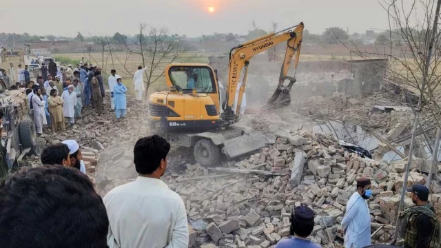 পাকিস্তানে আত্মঘাতী গাড়ি বোমা হামলায় ১৪ পুলিশ সদস্য নিহত