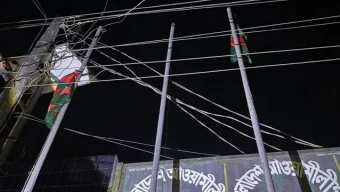 পটুয়াখালীতে তালাবদ্ধ আওয়ামী লীগ কার্যালয়ে উড়ানো হলো জাতীয় ও দলীয় পতাকা