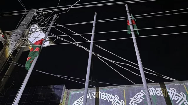পটুয়াখালীতে তালাবদ্ধ আওয়ামী লীগ কার্যালয়ে উড়ানো হলো জাতীয় ও দলীয় পতাকা
