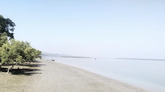 নাফ নদী সীমান্তে গোলাগুলি, আতঙ্কে নিরাপদে সরে গেলেন জেলেরা