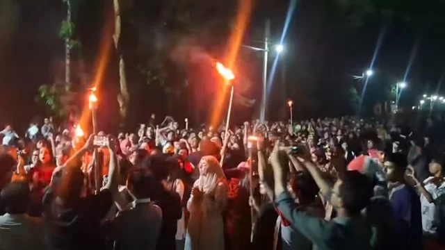 জাবি ছাত্রীকে জঙ্গলে নিয়ে ধর্ষণের চেষ্টা, শিক্ষার্থীদের মশাল মিছিল