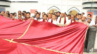 প্রধানমন্ত্রীর পক্ষে হযরত শাহজালাল (রহ.) মাজারে গিলাফ ছড়ালেন সিসিক প্রশাসক