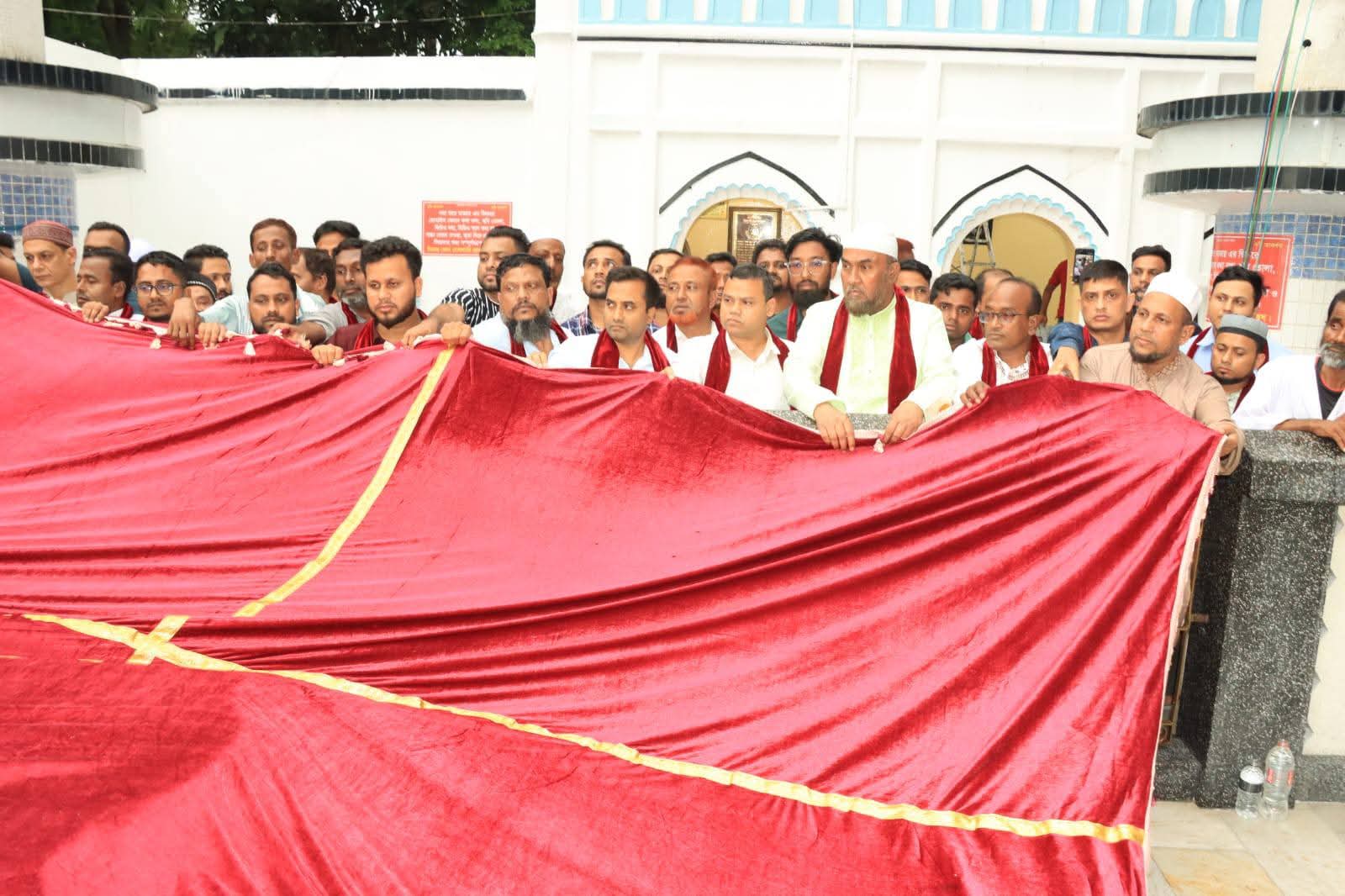 প্রধানমন্ত্রীর পক্ষে হযরত শাহজালাল (রহ.) মাজারে গিলাফ ছড়ালেন সিসিক প্রশাসক
