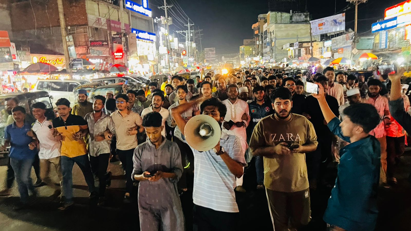 শিশু রামিসা হত্যার বিচার দাবি: লোহাগাড়ায় ছাত্র-জনতার বিক্ষোভ ও মানববন্ধন